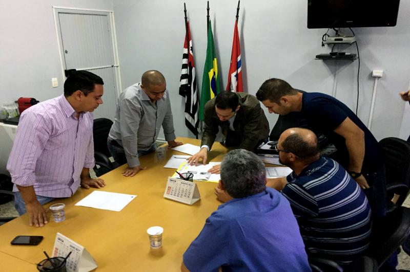 Vereador Junior do Sindicato e prefeito Kiko reúnem-se com moradores da Vila Josefina