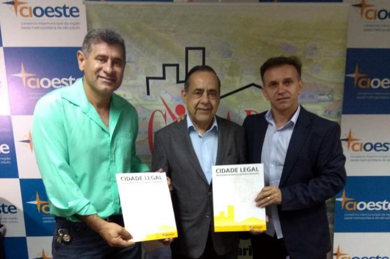 Vereadores Josineto Lopes e Alex Caixa participam de cerimônia do Programa Cidade Legal, do Governo Estadual, regulariza núcleos habitacionais
